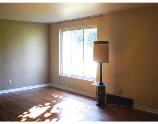 257 Orchard Spring Road Pittsburgh, PA 15220 - Photo 5 of 13 Living Room.