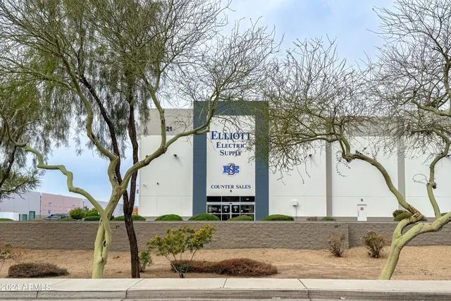 a view of entryway and kitchen