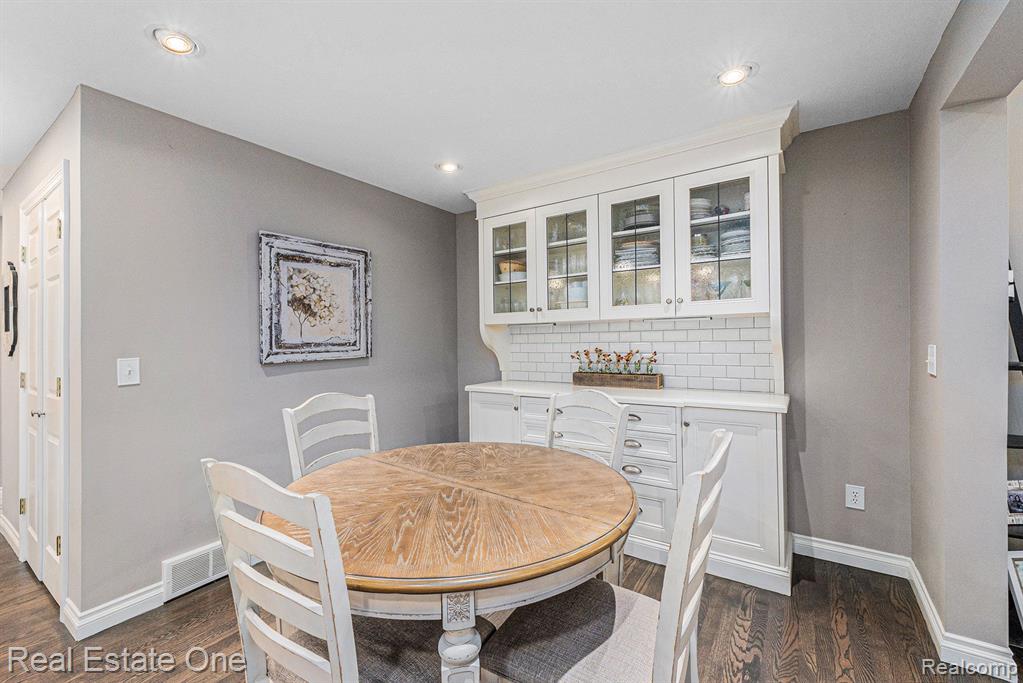 3576 Beach Road Troy, MI 48084 - Photo 8 of 27 Gallery Image 8