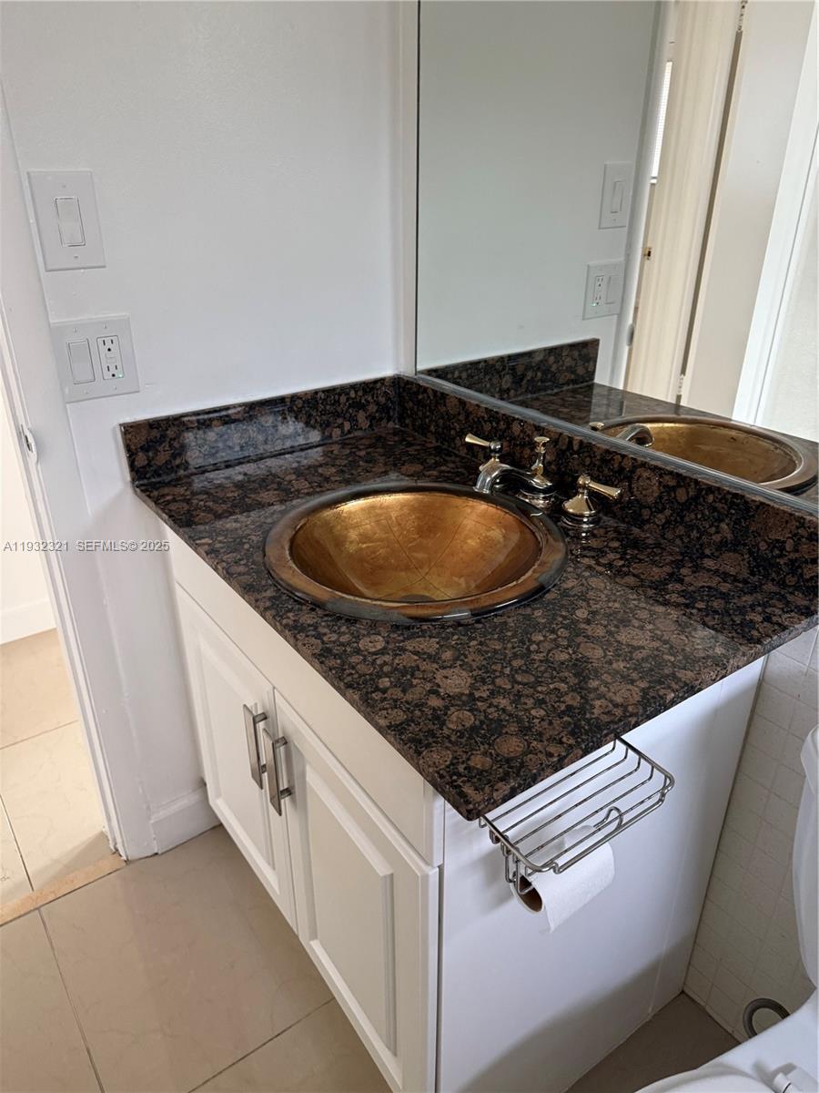 Arrowhead Condominium Davie, FL 33324 - Photo 15 of 35 a kitchen with granite countertop a sink and a stove