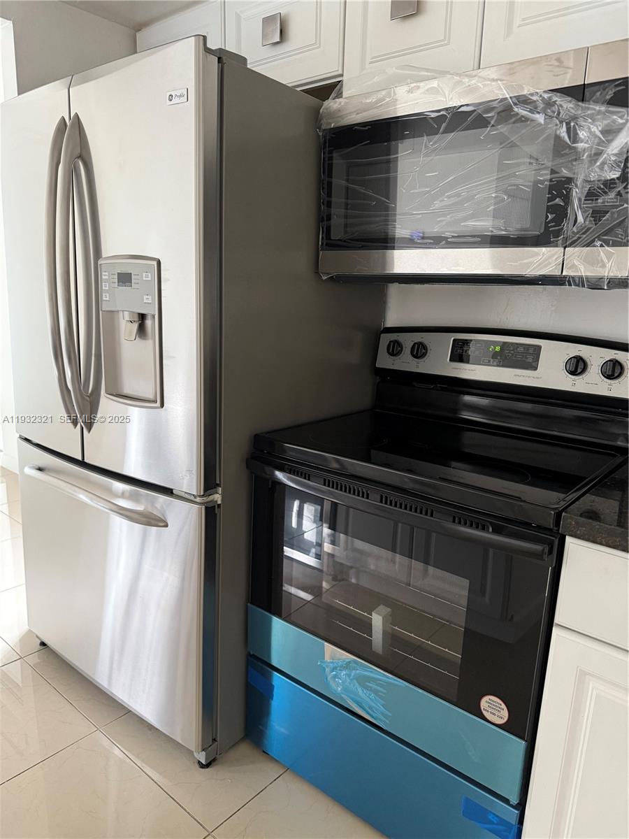Arrowhead Condominium Davie, FL 33324 - Photo 21 of 35 a close view of a stove top oven sitting inside of a kitchen