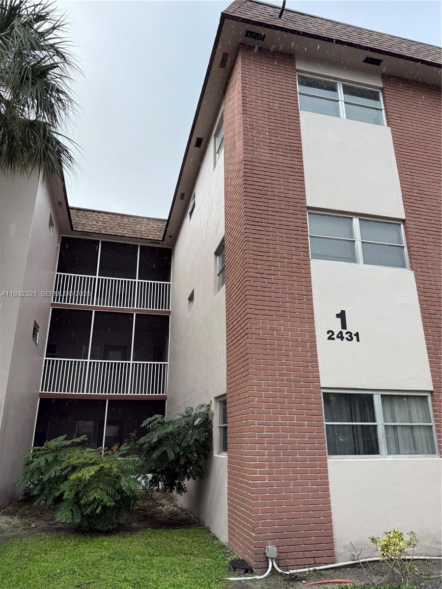 Arrowhead Condominium Davie, FL 33324 - Photo 35 of 35 a front view of a house with a yard