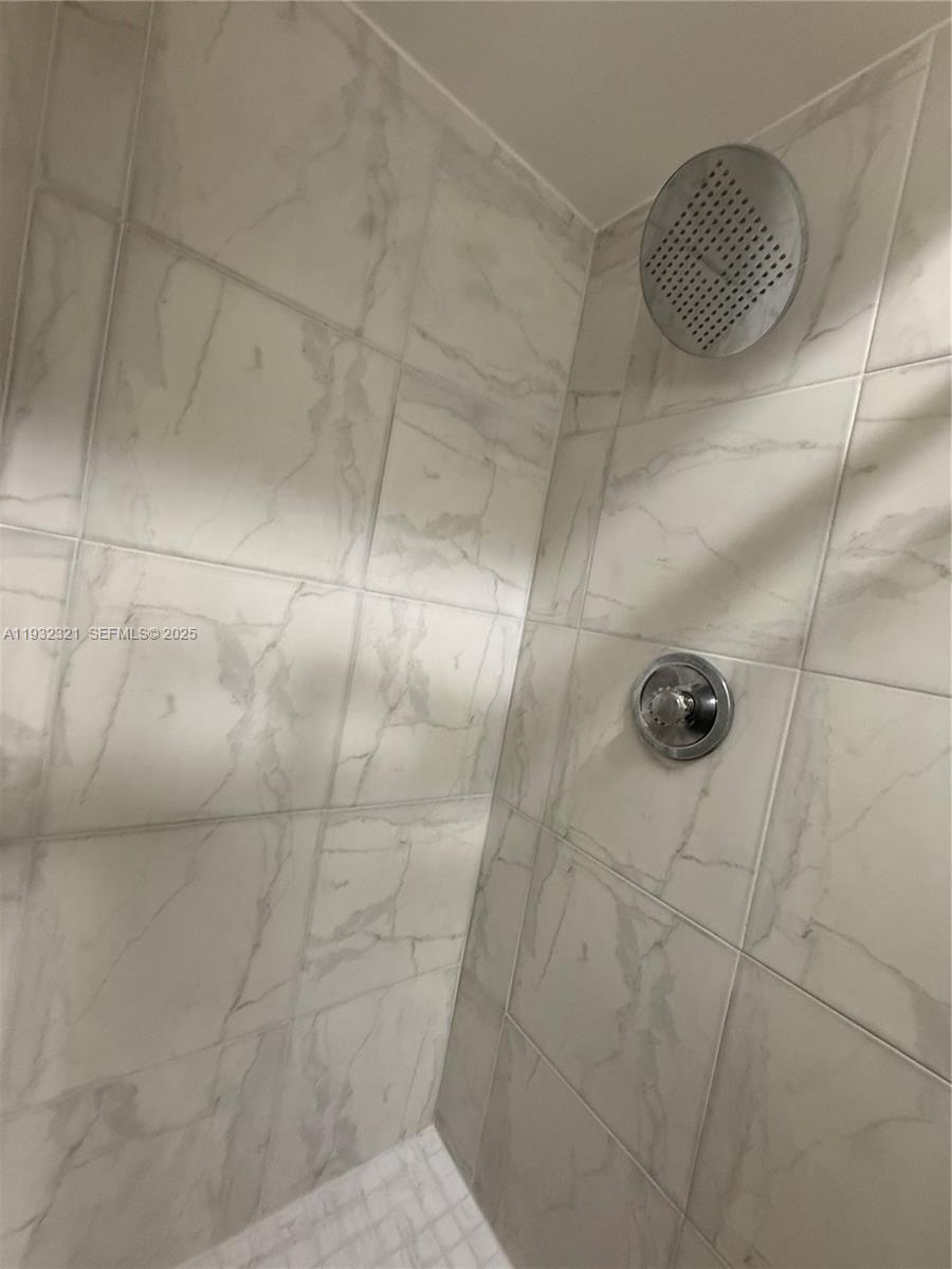 Arrowhead Condominium Davie, FL 33324 - Photo 9 of 35 a bathroom with a shower