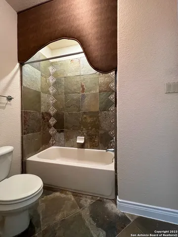 a view of an empty room with a ceiling fan