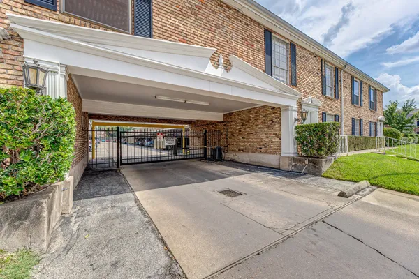 $149,000 | 2101 Fountain View Drive, Unit 46C, Houston, TX 77057