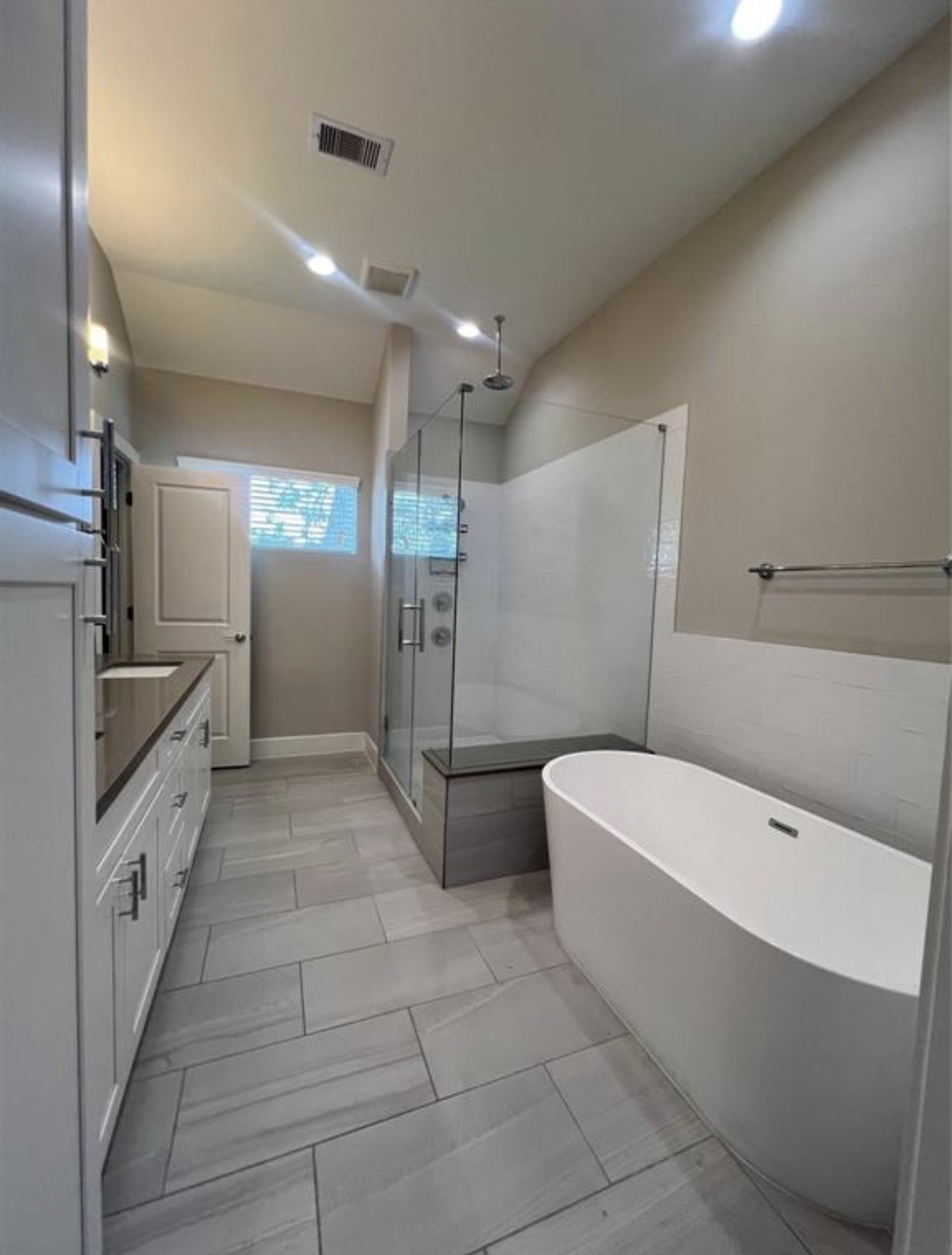 1224 Upton Street Houston, TX 77020 - Photo 26 of 48 Primary bathroom with garden tub and walk in shower