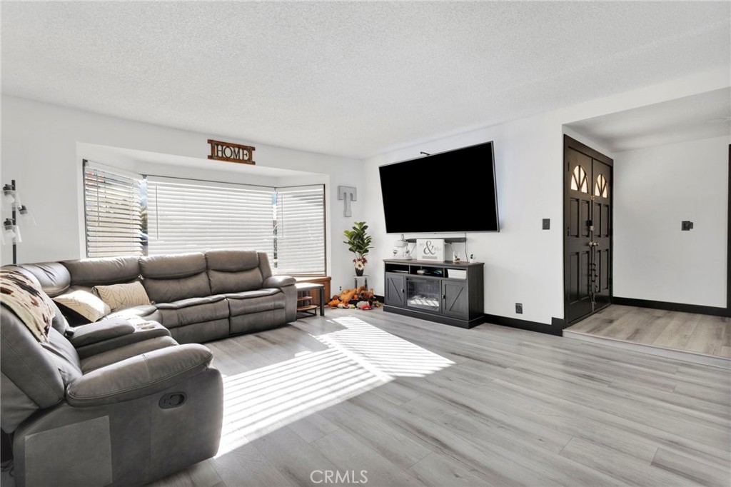 14010 Jicarilla Road Apple Valley, CA 92307 - Photo 2 of 17 Living Room
