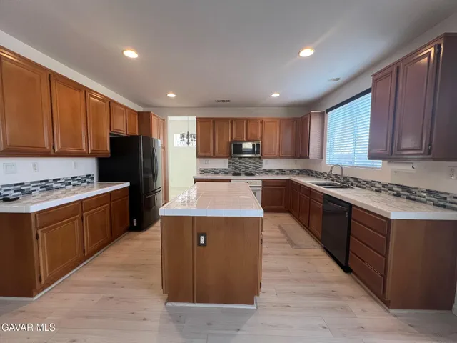 $3,200 | 4111 Vahan Court, Lancaster, CA 93536