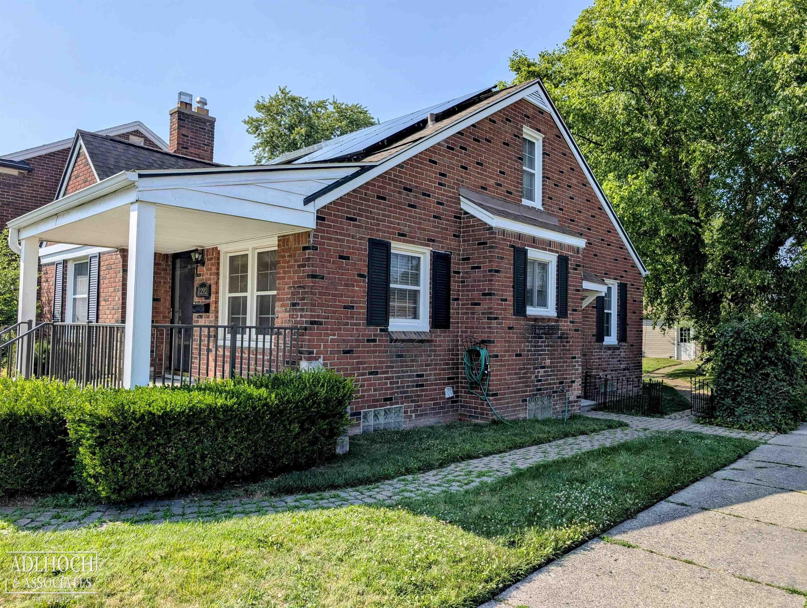 1292 Hampton Road Grosse Pointe Woods, MI 48236 - Photo 2 of 21