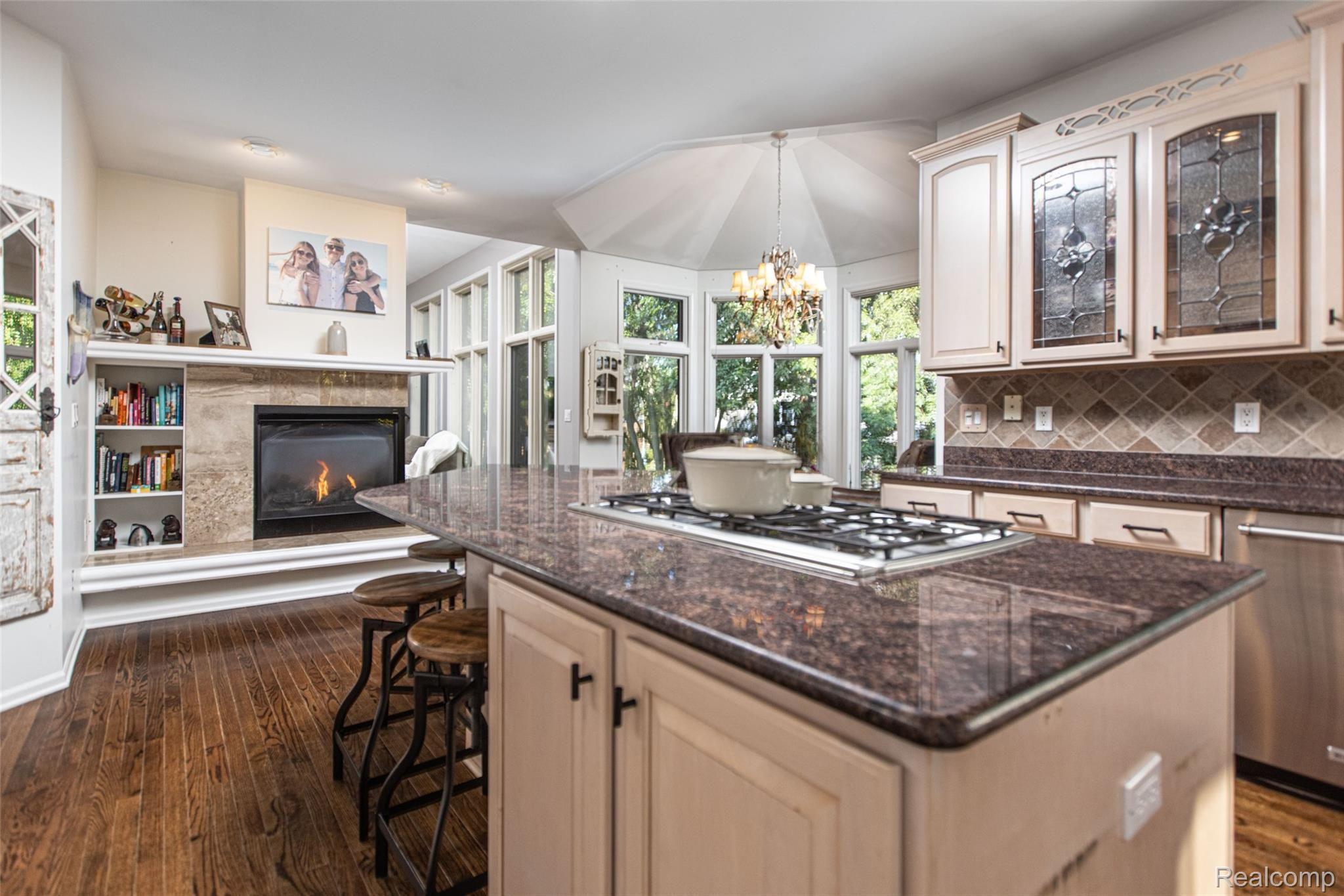 2483 Ashford Rochester, MI 48306 - Photo 13 of 51 13 - Kitchen.jpg