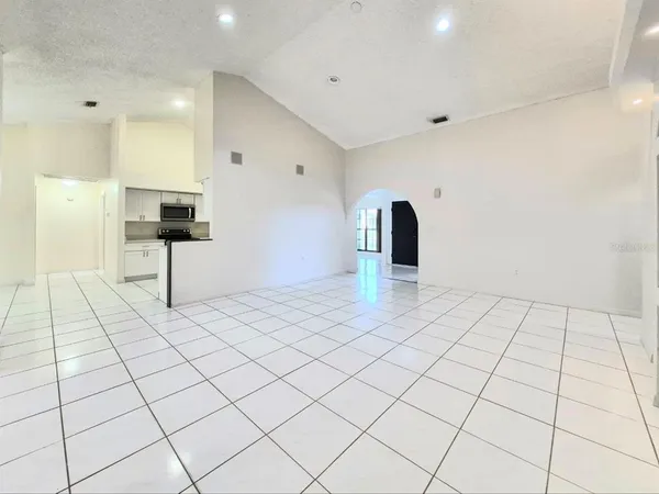 $3,000 | 3103 Cocos Road, Tampa, FL 33618