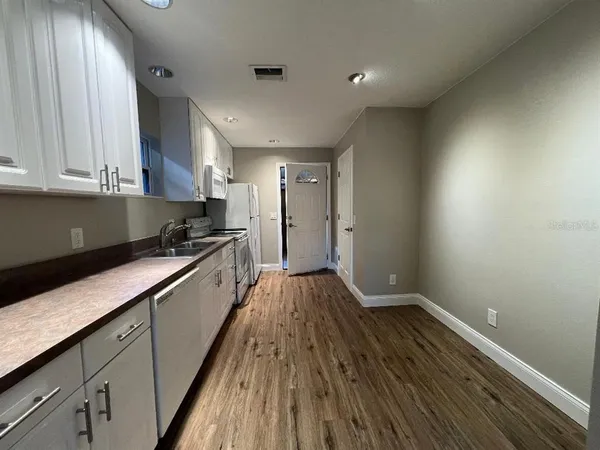 $1,275 | 270 East Lake Avenue, Longwood, FL 32750