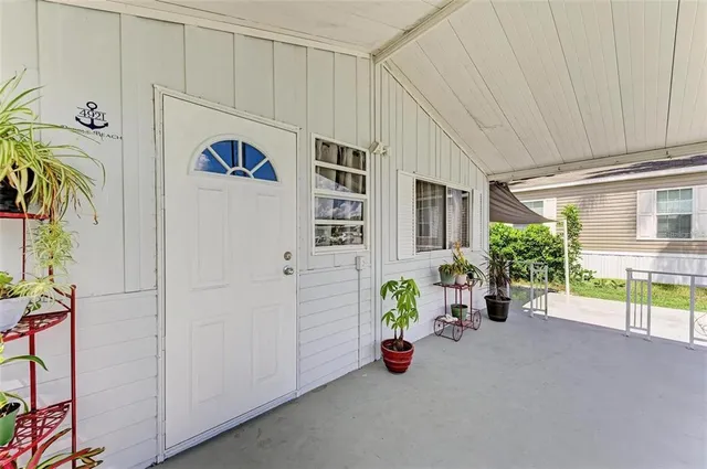 a view of livingroom with furniture