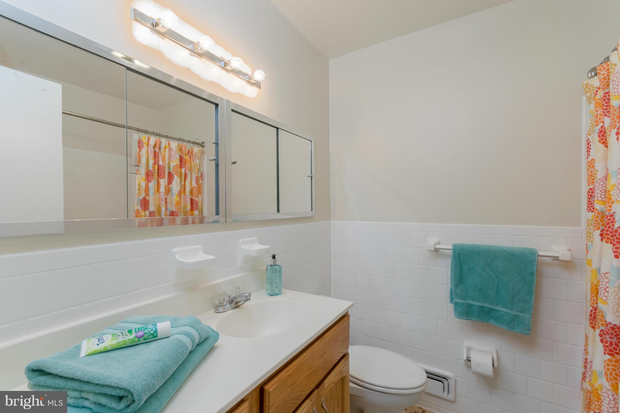 8621 Bradgate Road Alexandria, VA 22308 - Photo 17 of 30 Upstairs Hall Bath