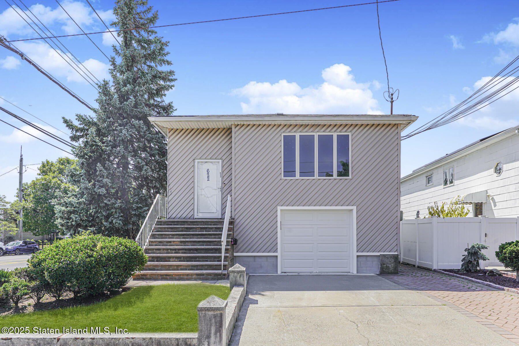 622 Barlow Avenue Staten Island, NY 10312 - Photo 2 of 27 a front view of a house with garden