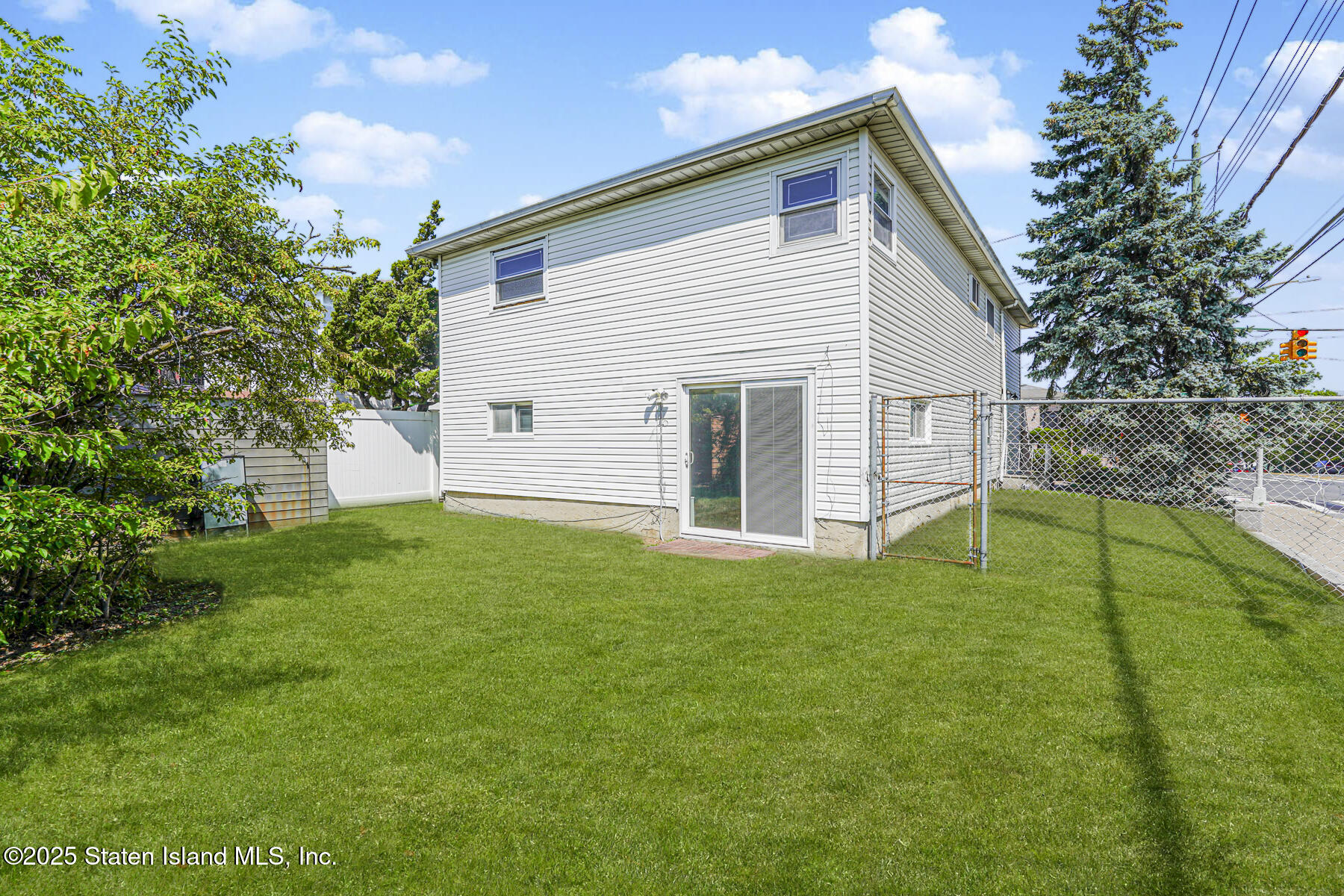 622 Barlow Avenue Staten Island, NY 10312 - Photo 21 of 27 a view of backyard of house with green space