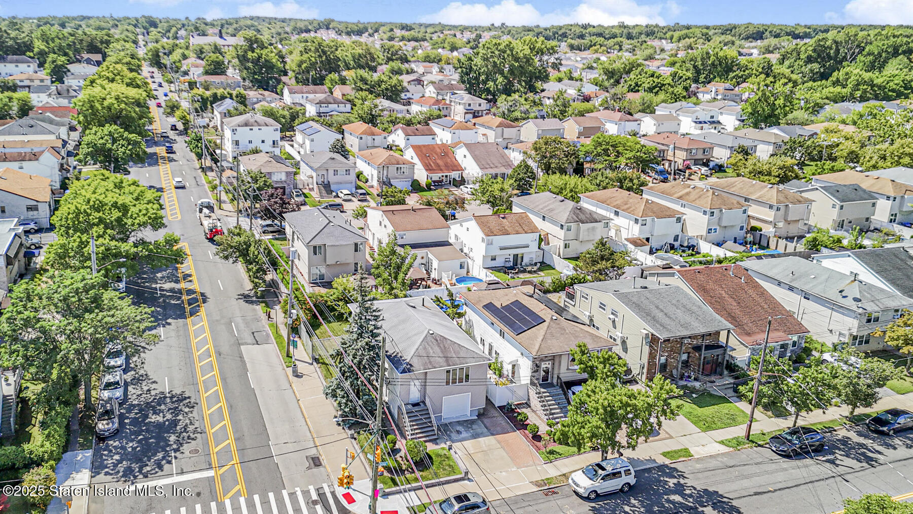 622 Barlow Avenue Staten Island, NY 10312 - Photo 22 of 27 an aerial view of residential houses with outdoor space