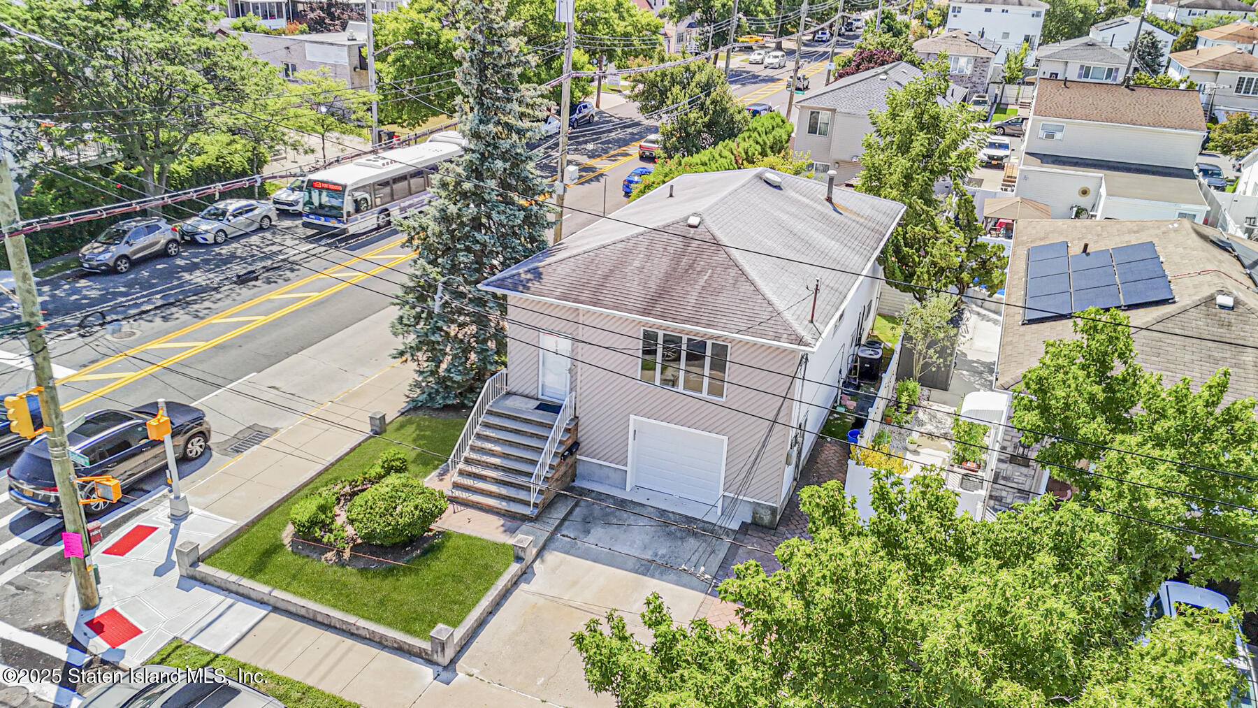 622 Barlow Avenue Staten Island, NY 10312 - Photo 23 of 27 an aerial view of multiple houses with yard