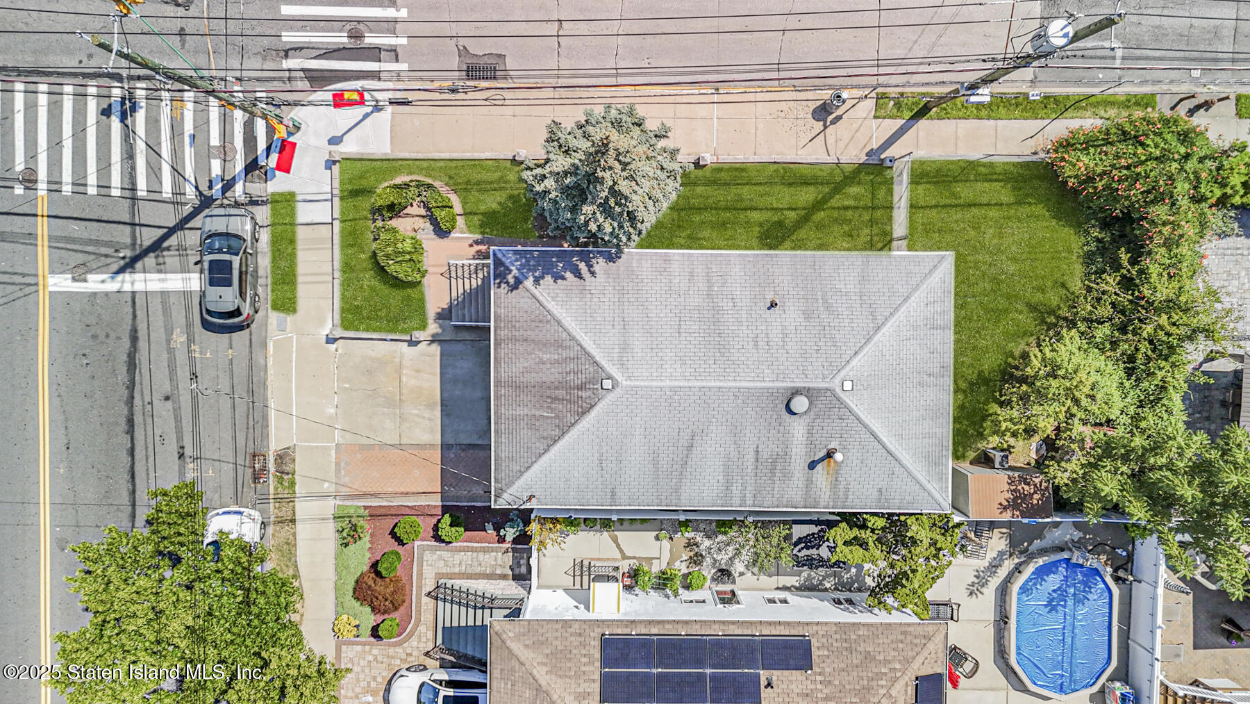 622 Barlow Avenue Staten Island, NY 10312 - Photo 24 of 27 an aerial view of a house with a garden