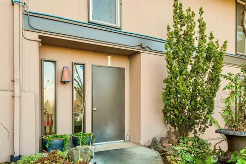 $284,999 | 1425 South Puget Drive, Unit I5, Renton, WA 98055