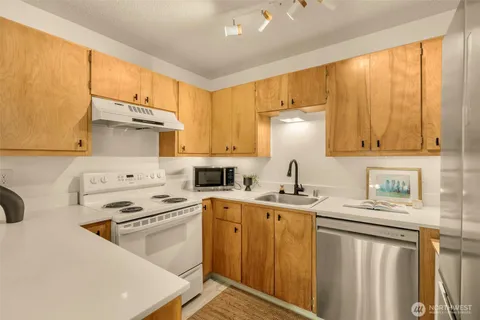 $284,999 | 1425 South Puget Drive, Unit I5, Renton, WA 98055