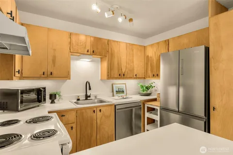 $284,999 | 1425 South Puget Drive, Unit I5, Renton, WA 98055