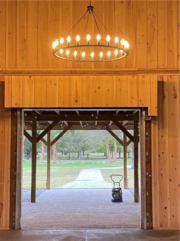 a view of entryway with a garden