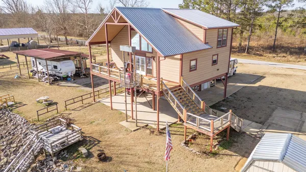 a view of a house with backyard