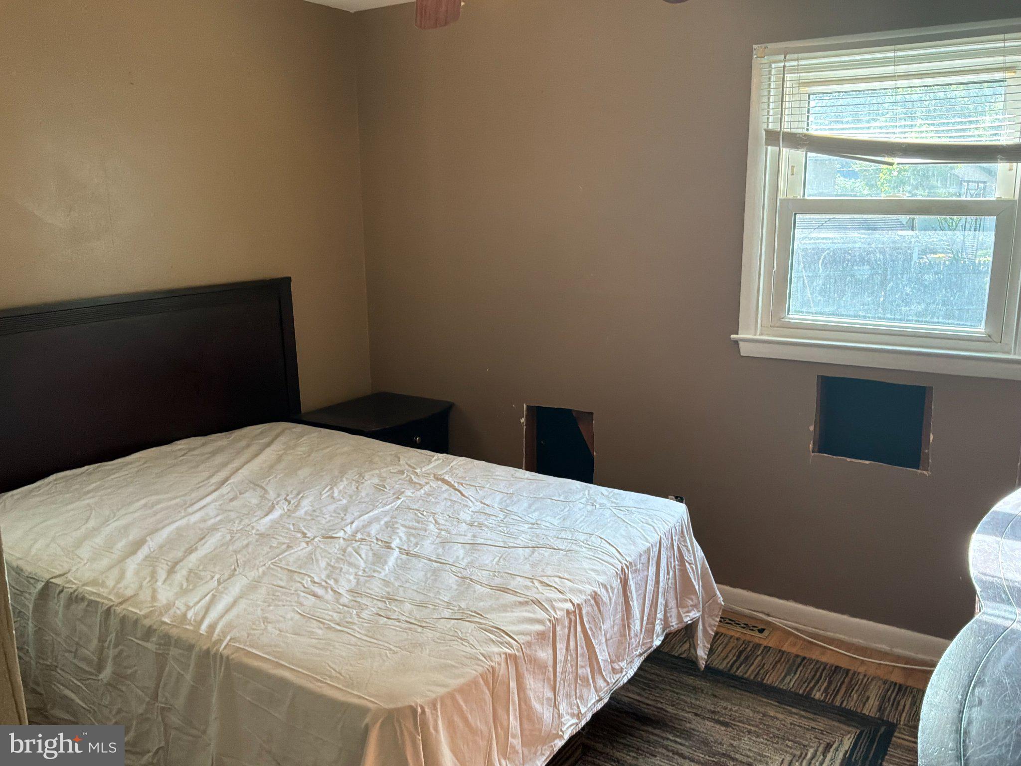 812 Colby Avenue Delran, NJ 08075 - Photo 12 of 17 Cozy room with natural light.