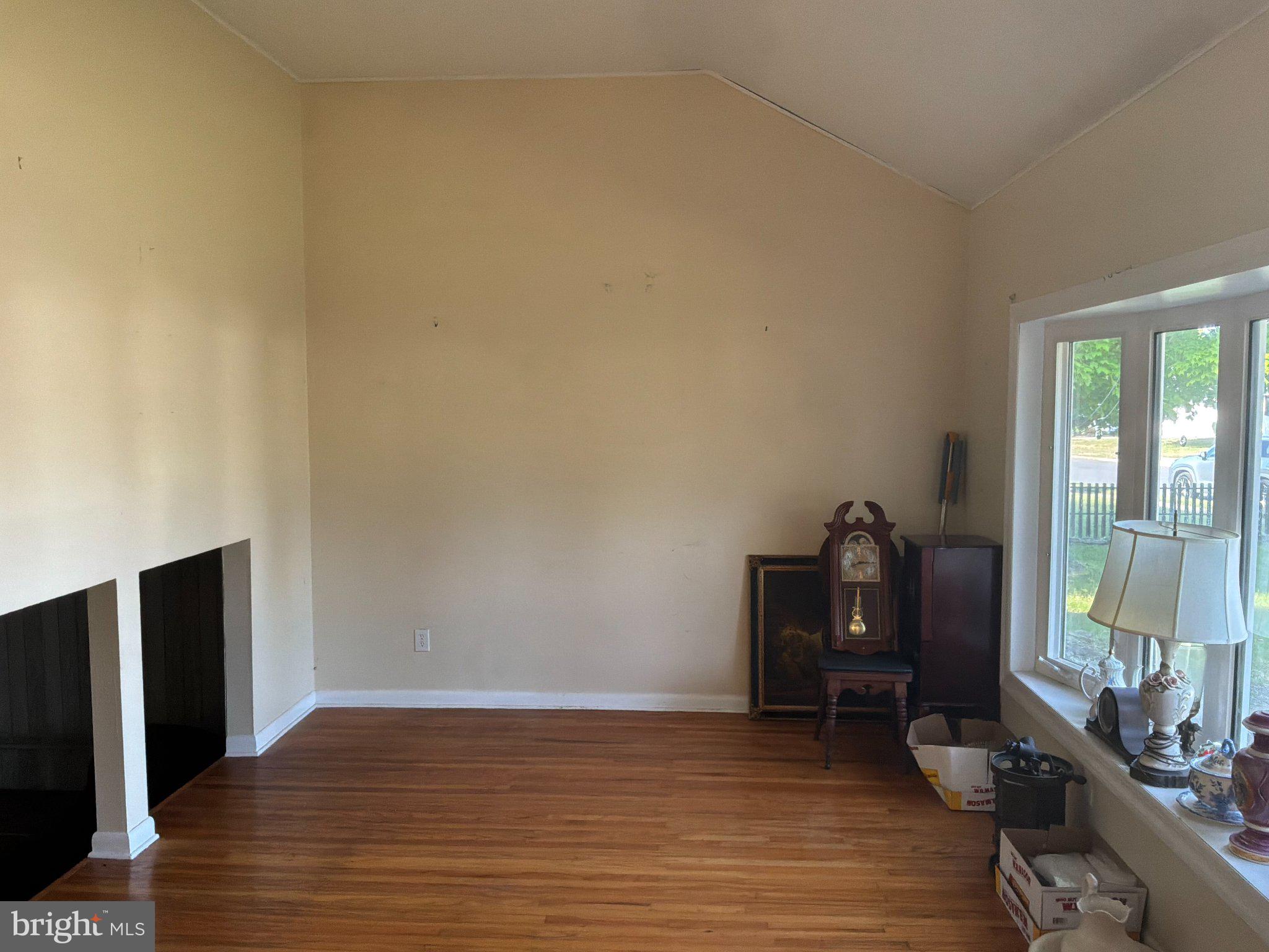 812 Colby Avenue Delran, NJ 08075 - Photo 4 of 17 Spacious room with natural light.