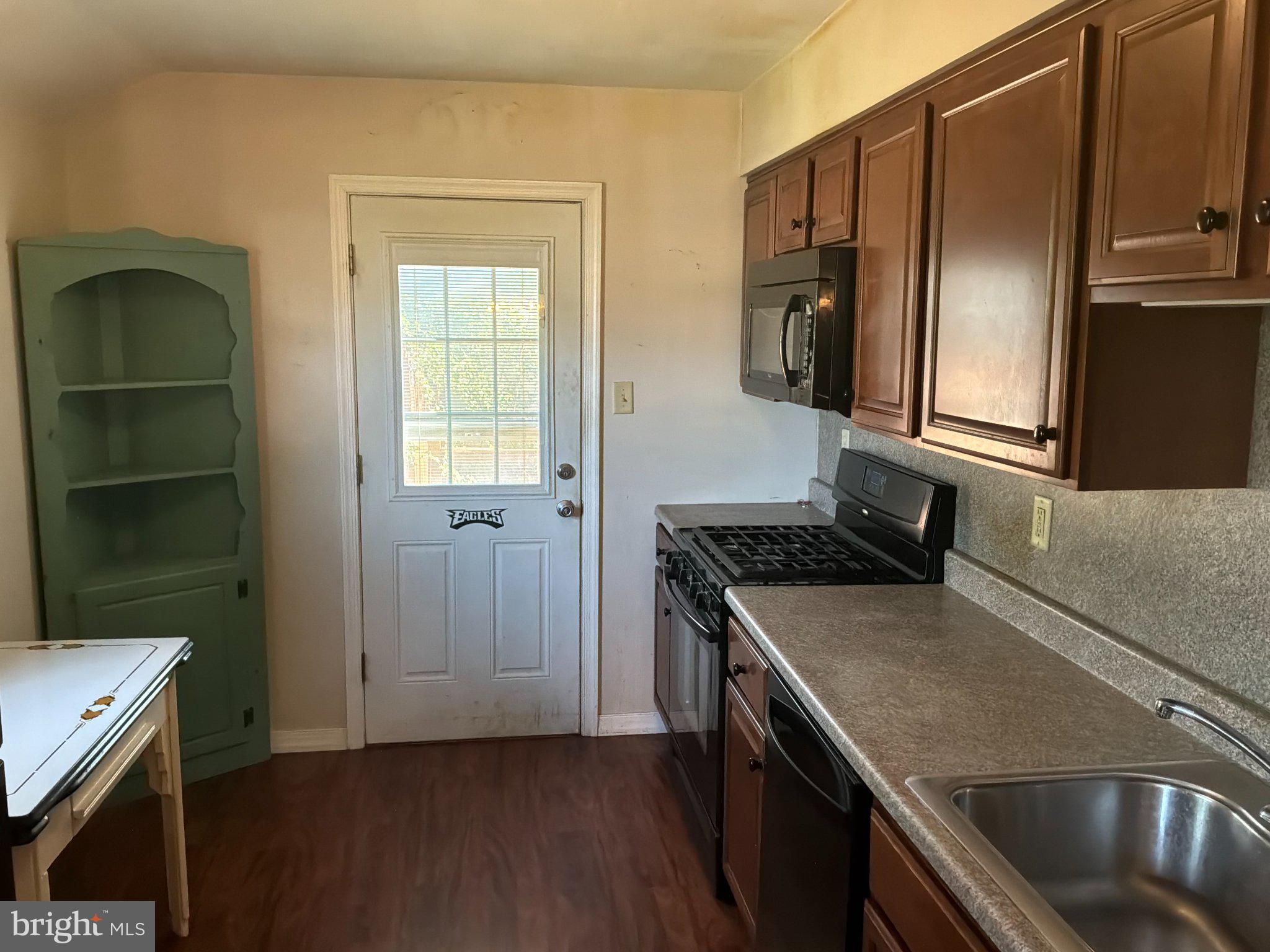 812 Colby Avenue Delran, NJ 08075 - Photo 6 of 17 Cozy kitchen with modern touches.