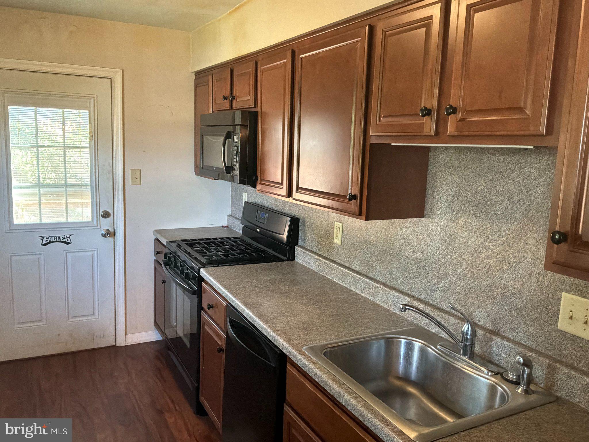 812 Colby Avenue Delran, NJ 08075 - Photo 7 of 17 Cozy kitchen with modern finishes.