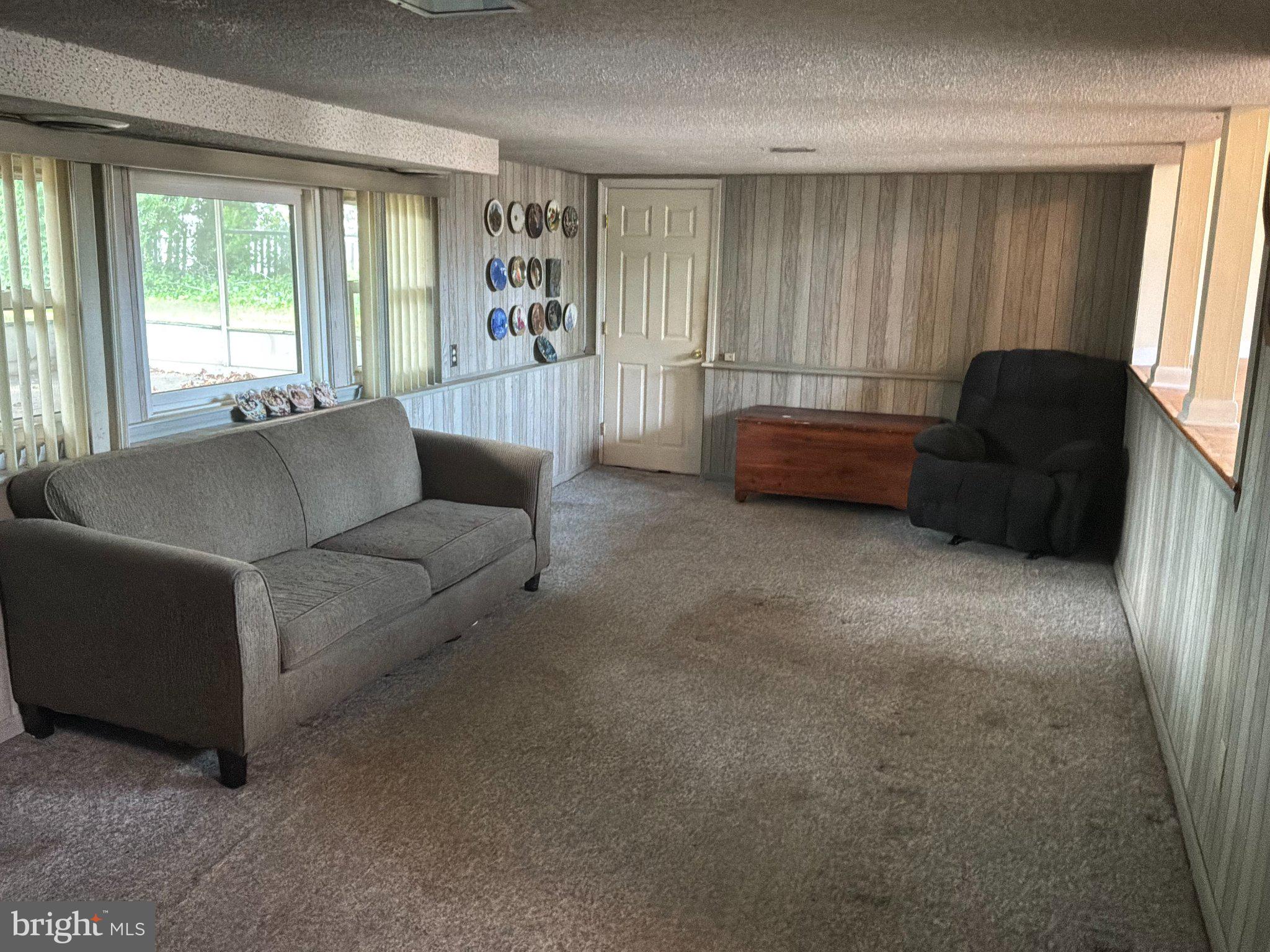 812 Colby Avenue Delran, NJ 08075 - Photo 8 of 17 Spacious, light-filled living area.