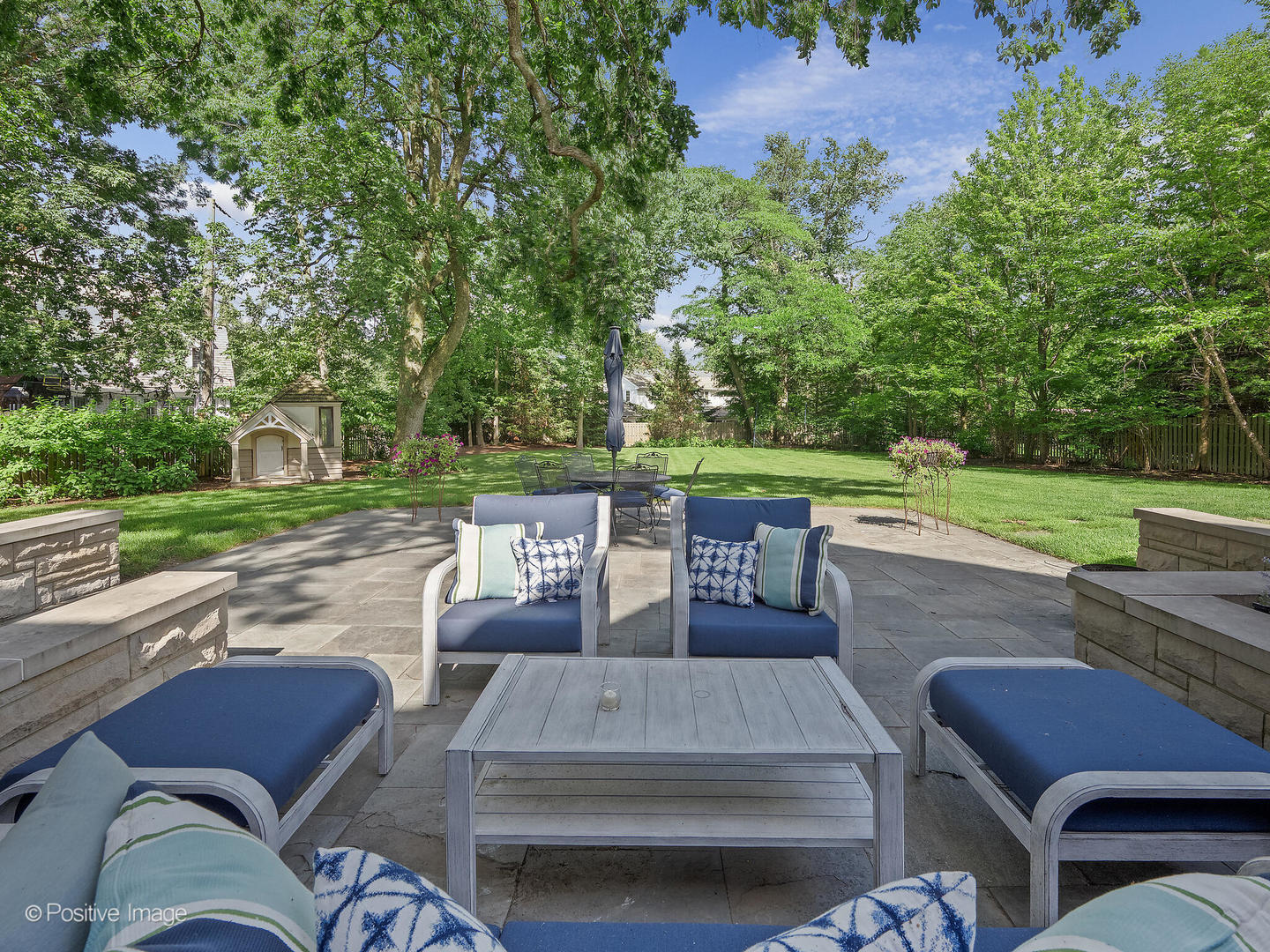 841 South County Line Road Hinsdale, IL 60521 - Photo 7 of 15 an outdoor sitting area with furniture and a garden