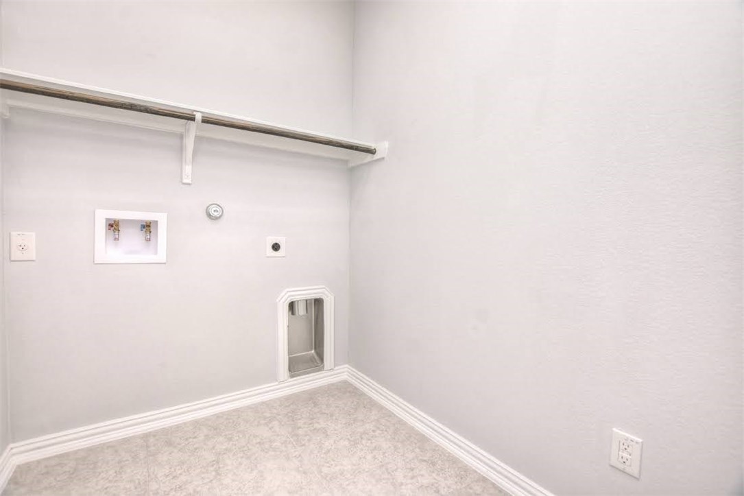 704 Bonnet Boulevard Georgetown, TX 78628 - Photo 20 of 40 Utility room