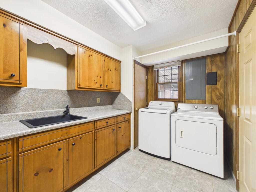 205 Padgetts Road Seale, AL 36875 - Photo 14 of 55 Laundry