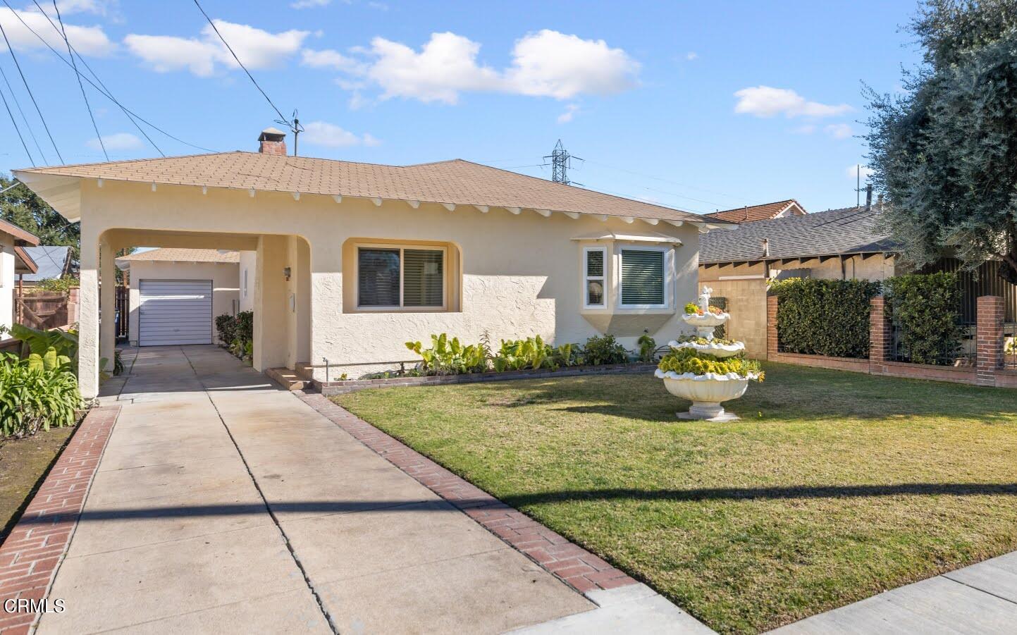 a view of a house with a yard