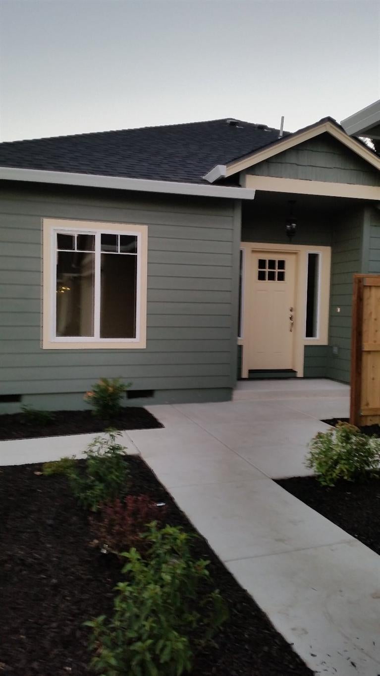 390 Live Oak Loop Central Point, OR 97502 - Photo 5 of 17 Additional Photo