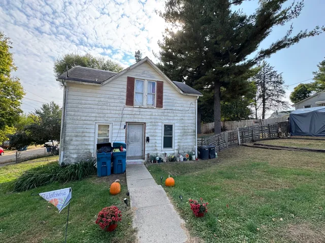 a view of a house with a yard