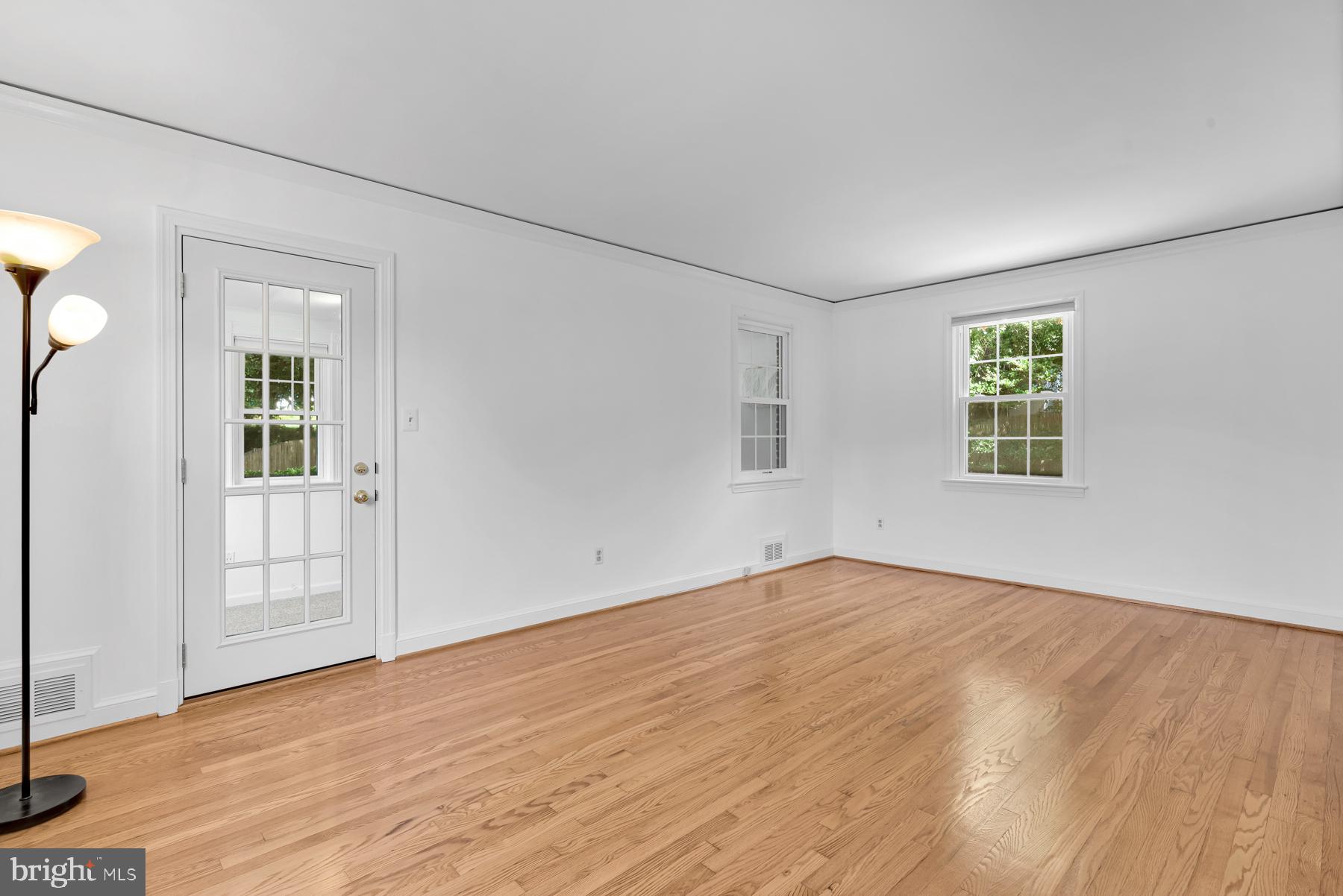 9301 Glenville Road Silver Spring, MD 20901 - Photo 7 of 29 Living Room