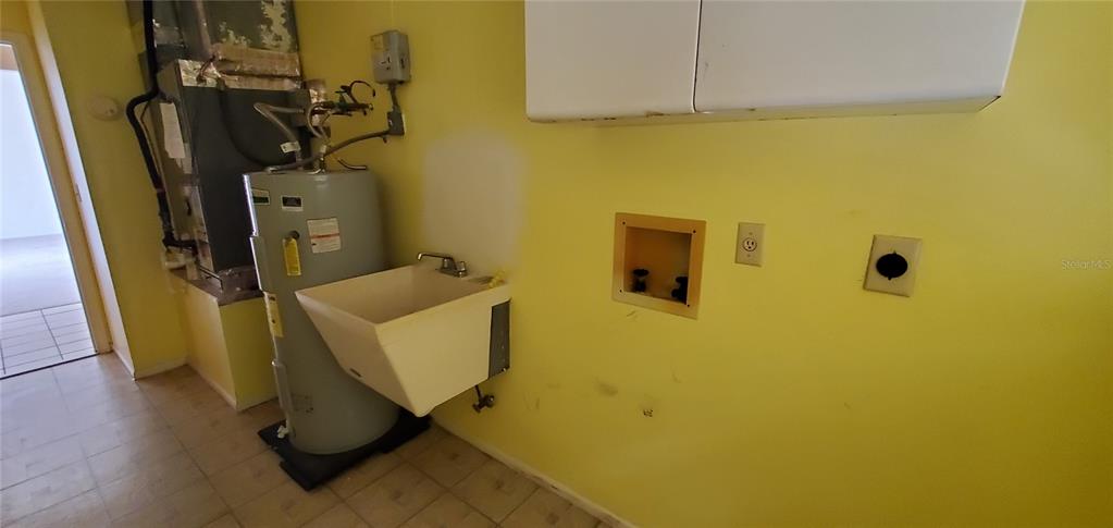 1472 Olympia Road Venice, FL 34293 - Photo 20 of 23 laundry room
