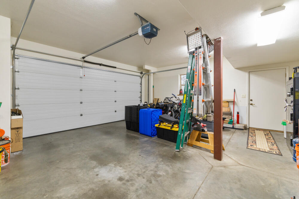 11020 Kestrel Road Klamath Falls, OR 97601 - Photo 41 of 47 Garage
