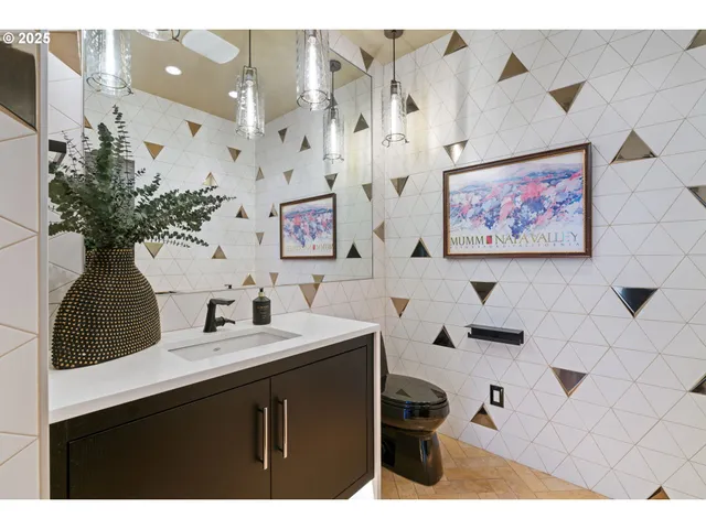 a black and white photo of a building