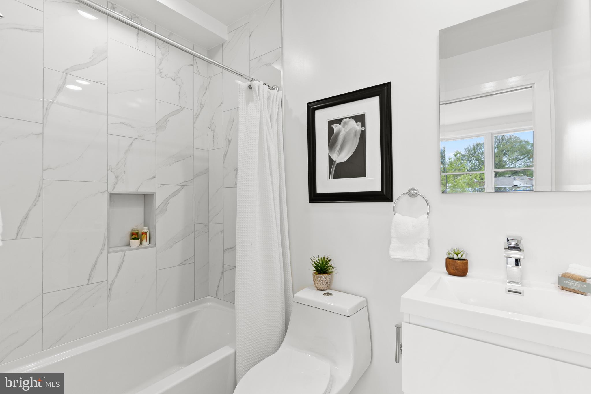 2009 E Street Northeast, Unit 3 Washington, DC 20002 - Photo 21 of 57 Shower/tub combo