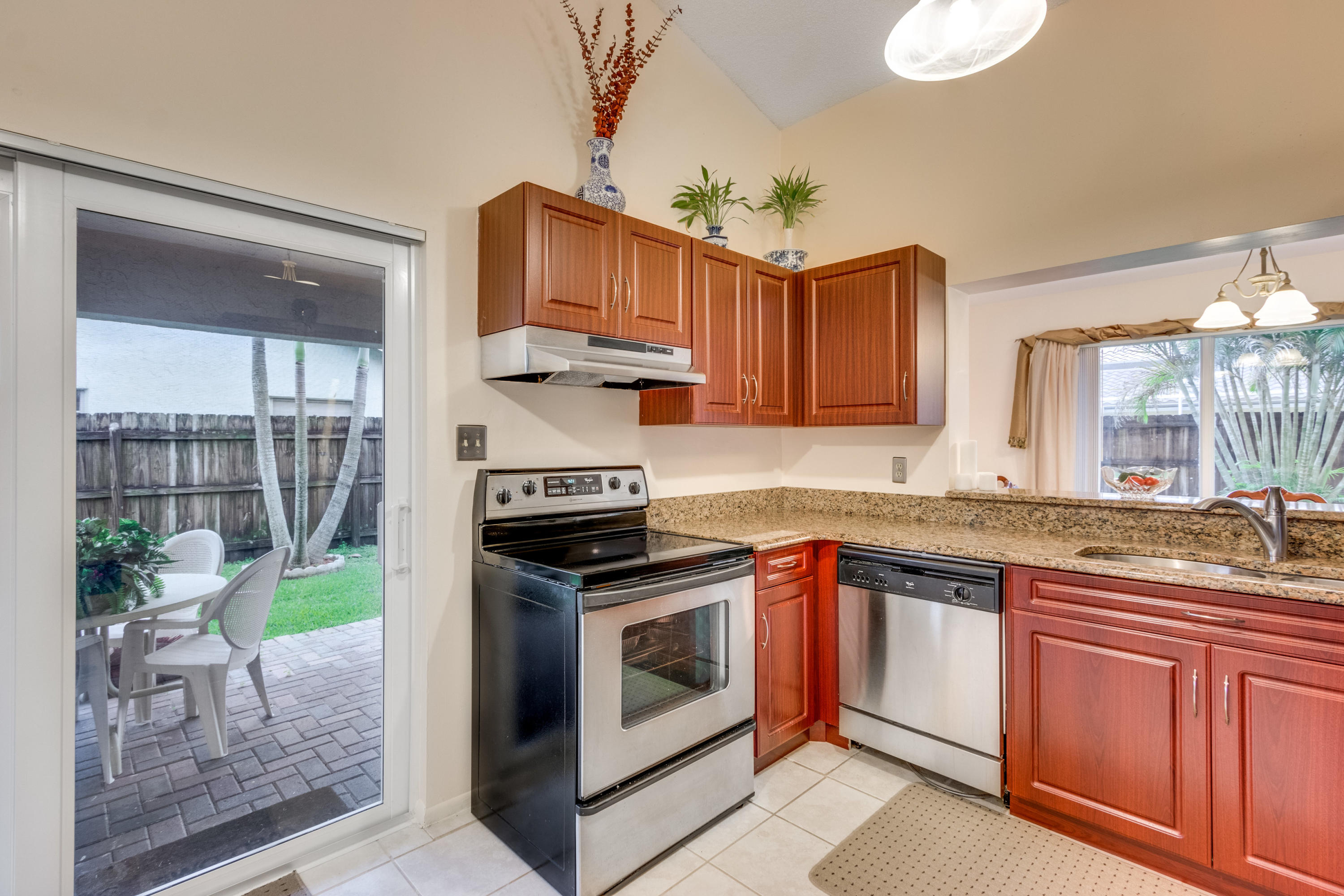 9208 Edgemont Lane Boca Raton, FL 33434 - Photo 11 of 29 kitchen