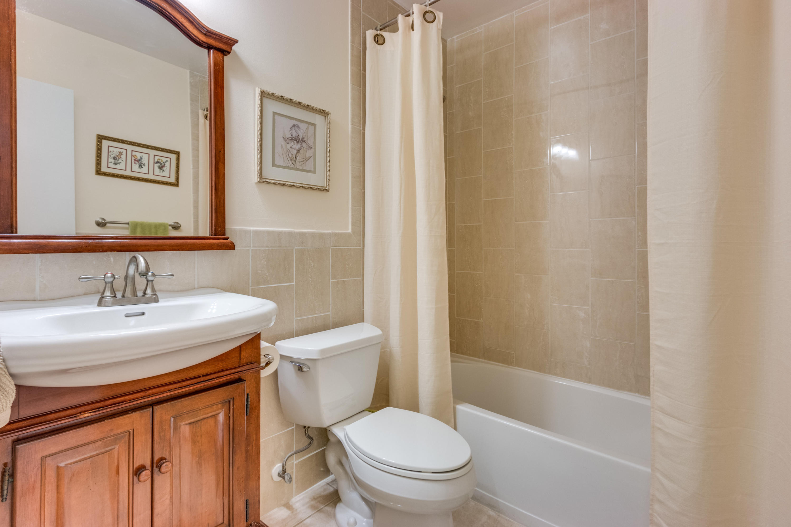 9208 Edgemont Lane Boca Raton, FL 33434 - Photo 18 of 29 guest bathroom