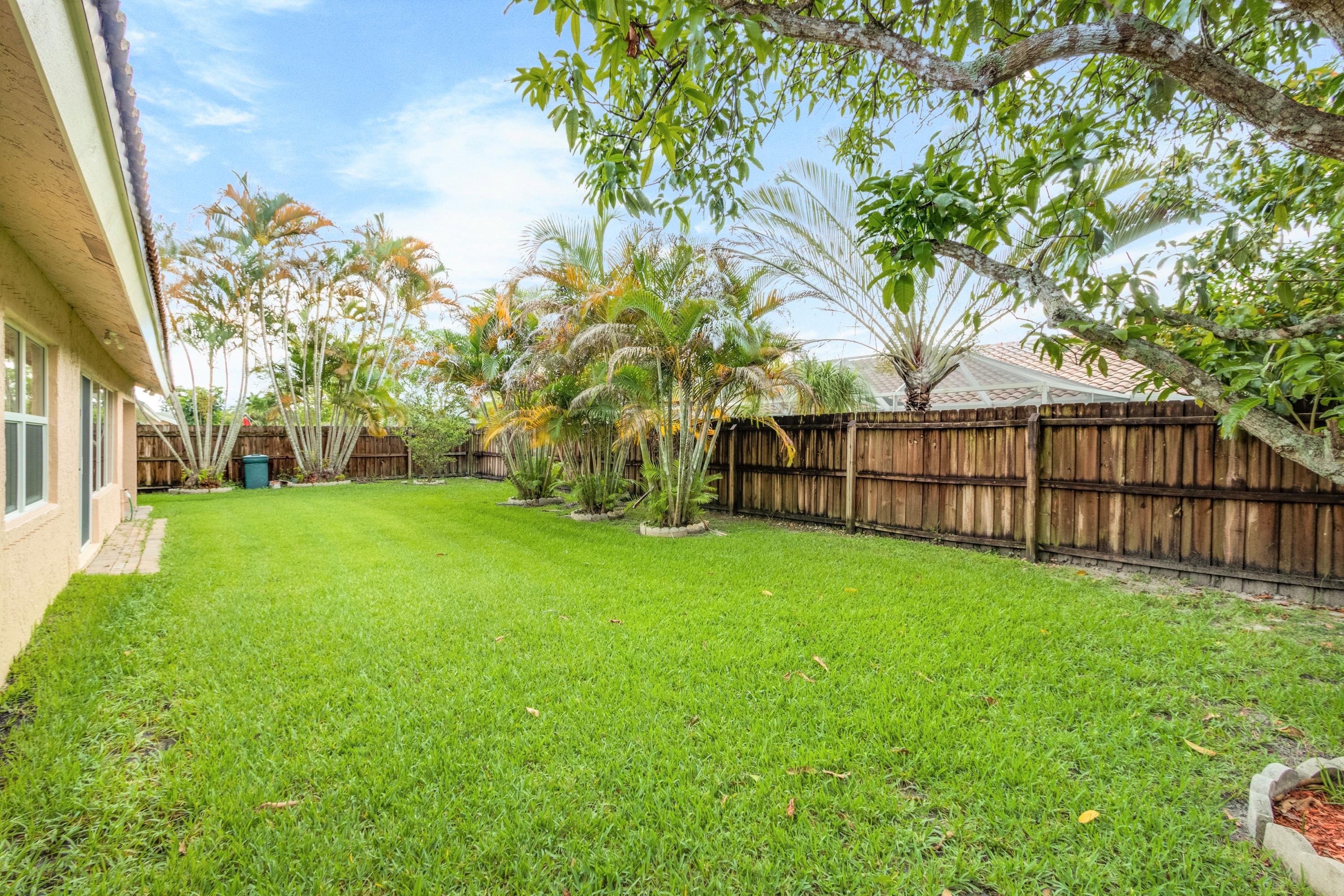 9208 Edgemont Lane Boca Raton, FL 33434 - Photo 20 of 29 yard