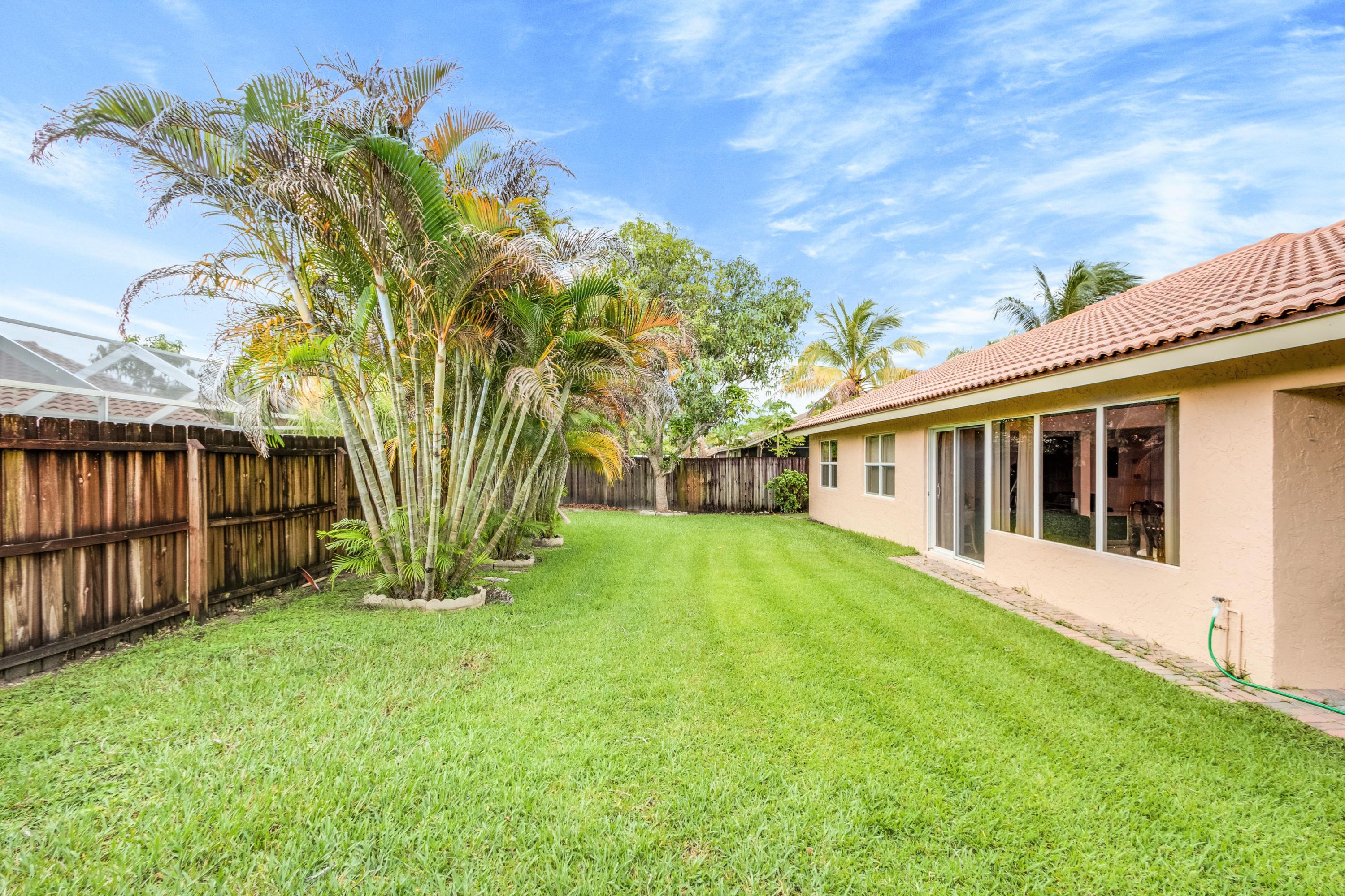 9208 Edgemont Lane Boca Raton, FL 33434 - Photo 21 of 29 yard