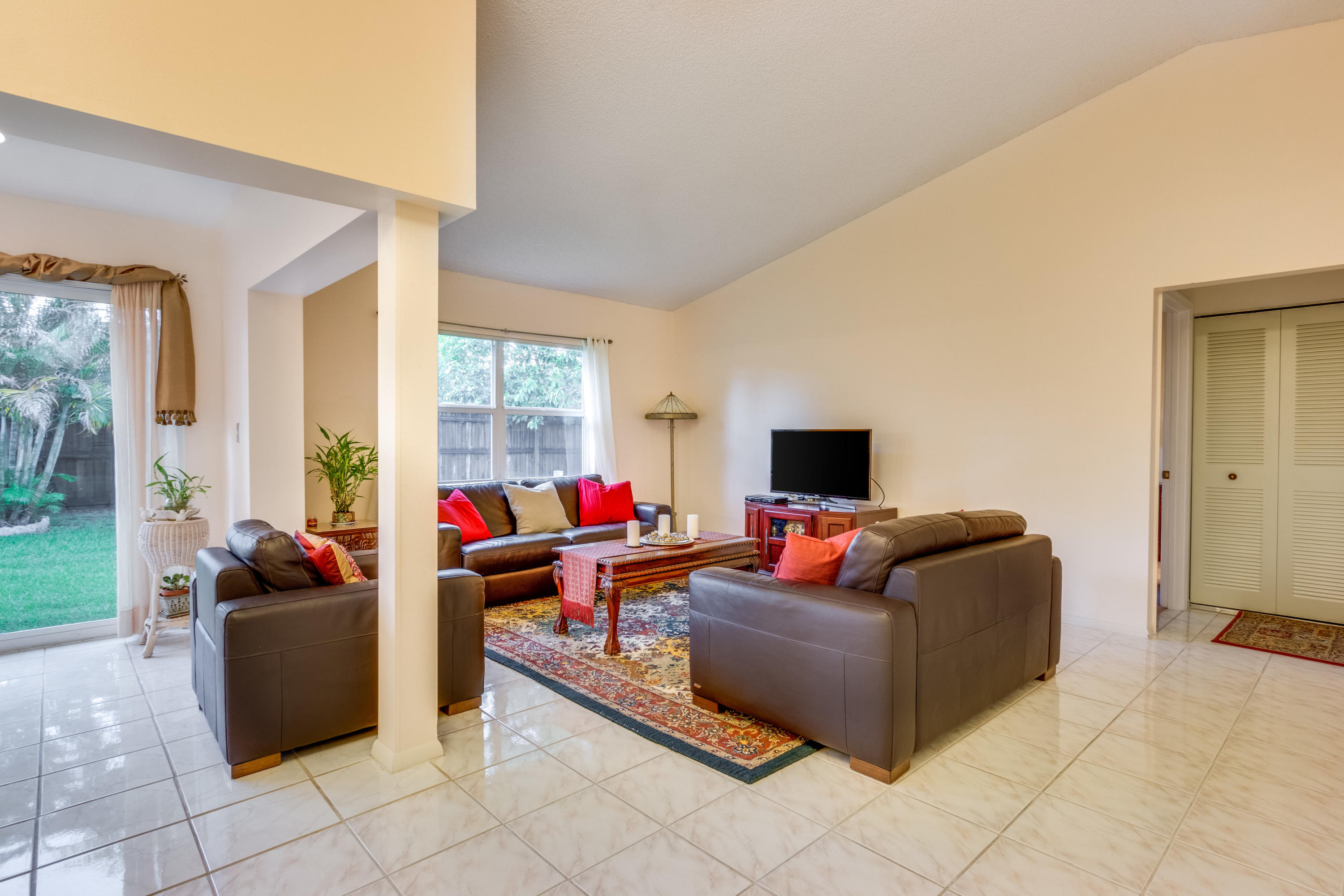 9208 Edgemont Lane Boca Raton, FL 33434 - Photo 6 of 29 living area