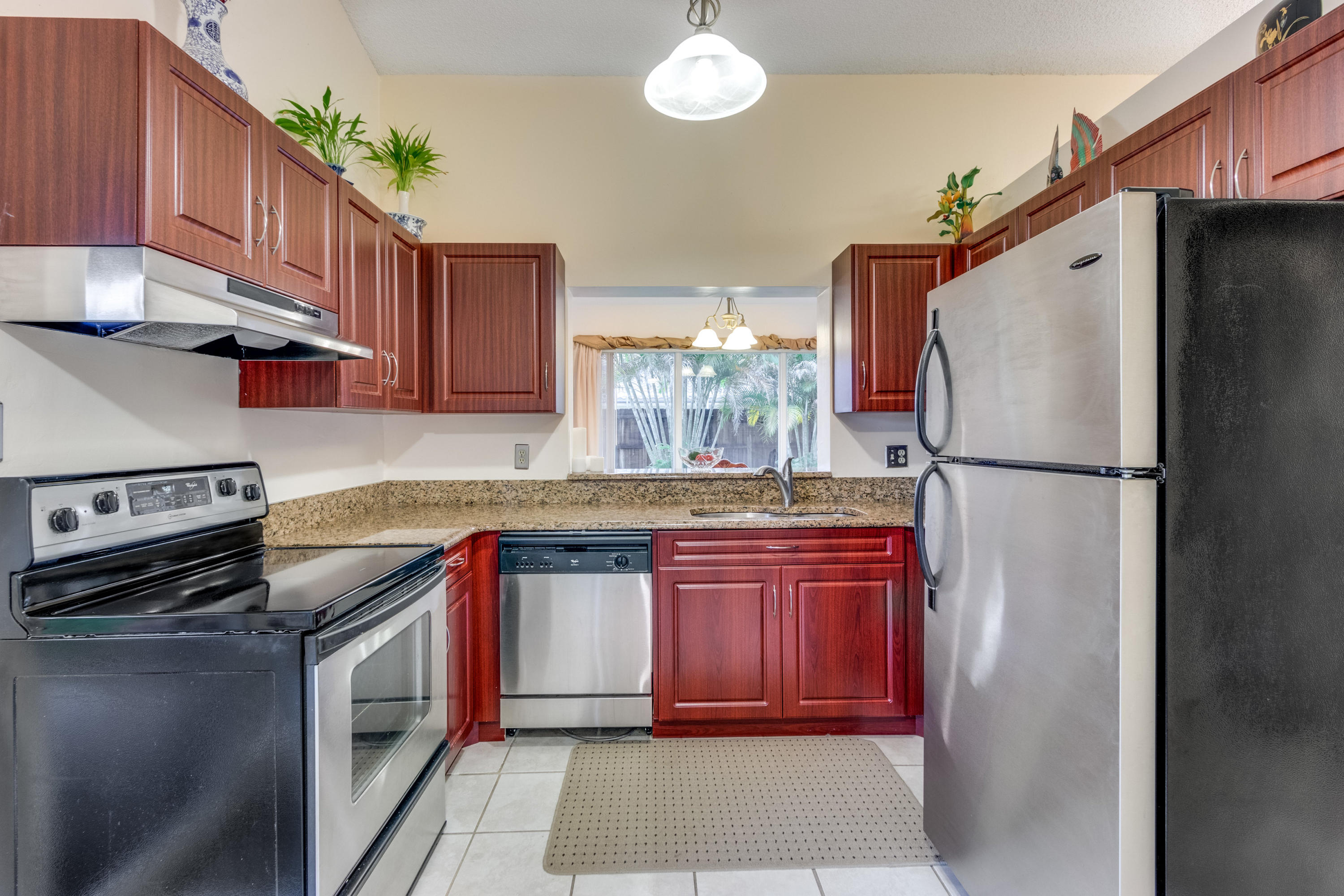 9208 Edgemont Lane Boca Raton, FL 33434 - Photo 10 of 29 kitchen